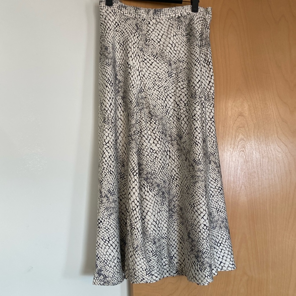 Banana republic satin midi snakeskin print skirt. Size 8. Never worn.